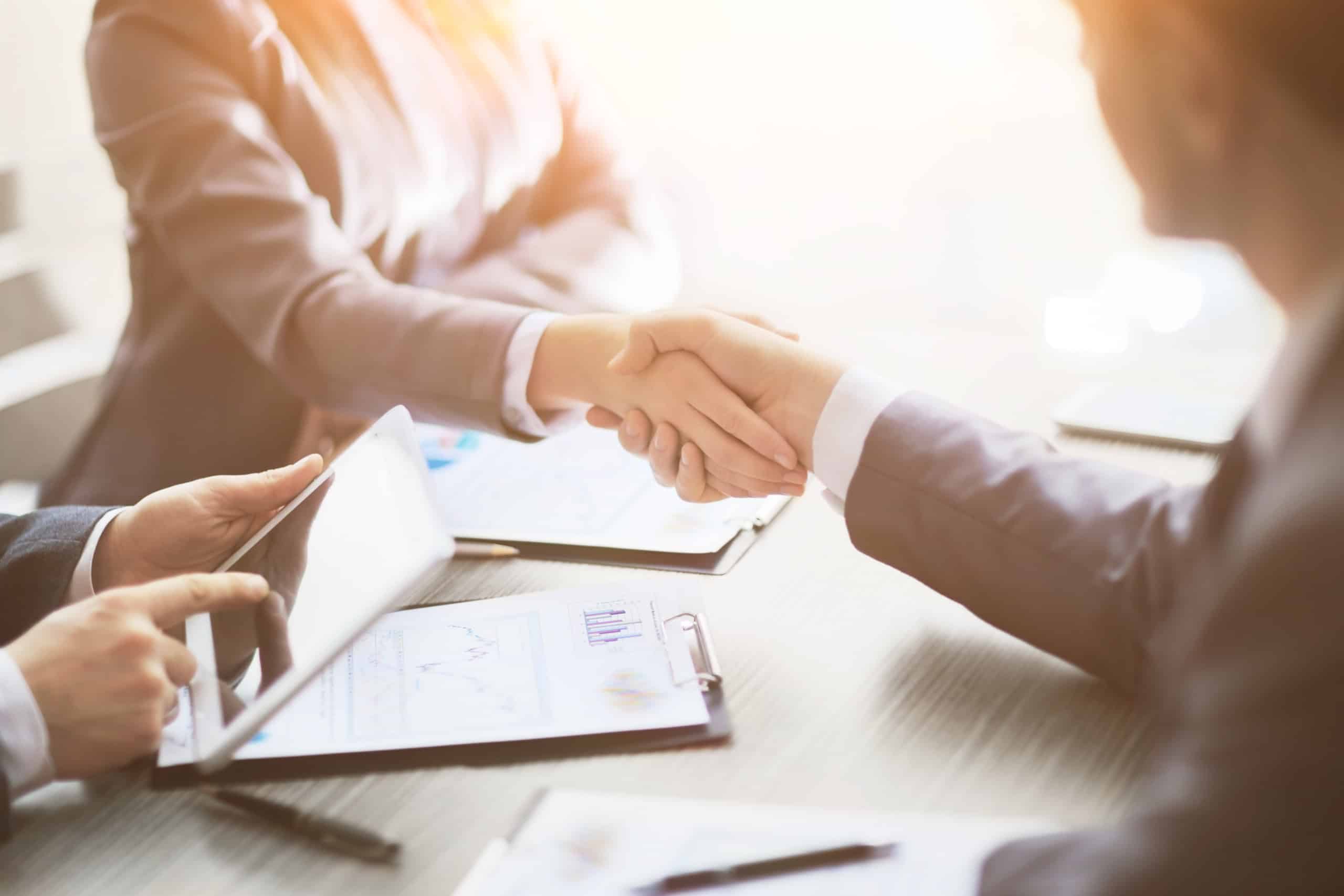 Recruteur GPSI serrant la main d'un professionnel de la chaîne d'approvisionnement nouvellement recruté